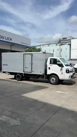Xe Tải Thùng Kín 13 Khối Chiều dài thùng 4m5 – tải trọng 2,35 tấn Dòng xe KIA K250L Euro 5 mới nhất Chỉ với hơn 500 triệu là lăn bánh ngay chiến mã vận tải mạnh mẽ, bền bỉ, tiết kiệm nhiên liệu. Giải pháp hoàn hảo cho doanh nghiệp và cá nhân cần chuyên chở hàng hóa đa dạng, thùng kín rộng rãi, chắc chắn. Liên hệ ngay để được tư vấn chi tiết và lái thử xe.