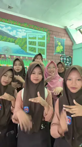 Setelah lembur di kelas, gapapa menghibur diri dengan anak-anak, sekaligus mengetes apakah gerakan tarinya masih lentur atau kaku 😅