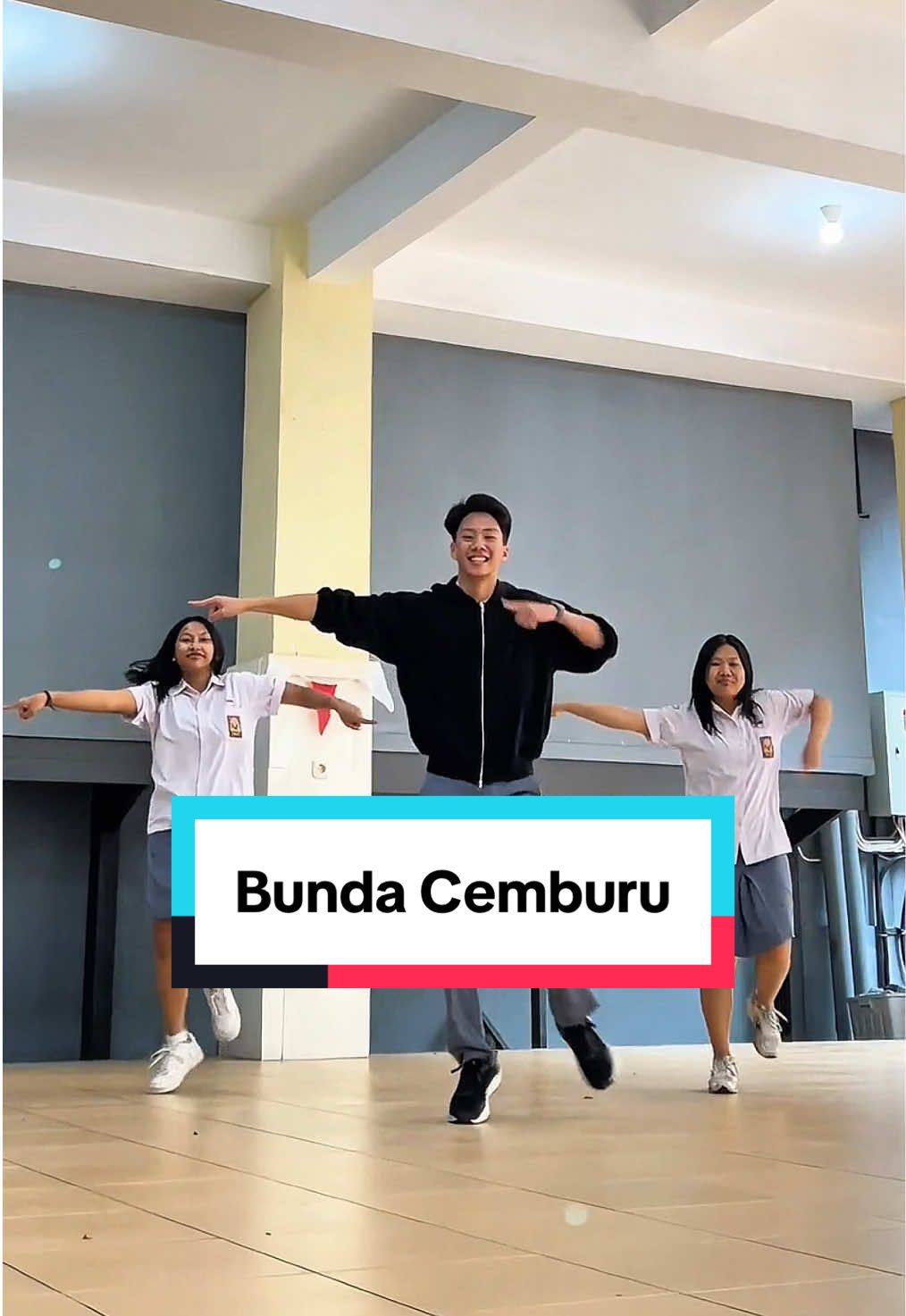 Kalau ada yang cemburu, jangan salahin aku… salahin beatnya yang asik 😎🔥 Dc @ARUTALA💫  #claydance #dance #dancechallenge #footwork #bundacemburu 