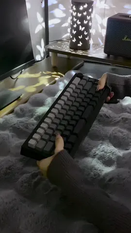 You know how i love a keyboard you can crack in half!!!☠️🎮😎🖤#zornher #fyp #giftideas #keyboard #st68 