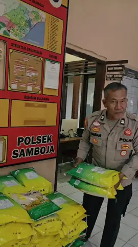 Polsek Samboja menggelar kegiatan Gerakan Pangan Murah Polri untuk Masyarakat sebagai bentuk sinergitas dalam menjaga stabilitas pasokan dan harga pangan, khususnya beras, di wilayah Kec. Samboja Kab. Kutai Kartanegara. Kegiatan berlangsung di Mapolsek Samboja. Kapolsek Samboja AKP Sarlendra Satria Yudha, S.Kom., M.T., M.Sc memerintahkan langsung kegiatan tersebut. Kehadiran jajaran kepolisian ini menjadi bukti nyata komitmen Polri dalam mendukung kesejahteraan masyarakat melalui program-program yang menyentuh langsung kebutuhan pokok warga. Masyarakat yang hadir mengapresiasi langkah Polri dan Bulog, karena kegiatan ini tidak hanya membantu menekan pengeluaran rumah tangga, tetapi juga menciptakan rasa aman dengan hadirnya aparat kepolisian di tengah-tengah warga. Kehadiran Polsek Samboja dalam program pangan murah ini sekaligus menjadi ajang silaturahmi dan komunikasi langsung antara aparat dan masyarakat. #Polseksamboja  #polriuntukmasyarakat  #polriuntukindonesia  #polreskukar  #fy 