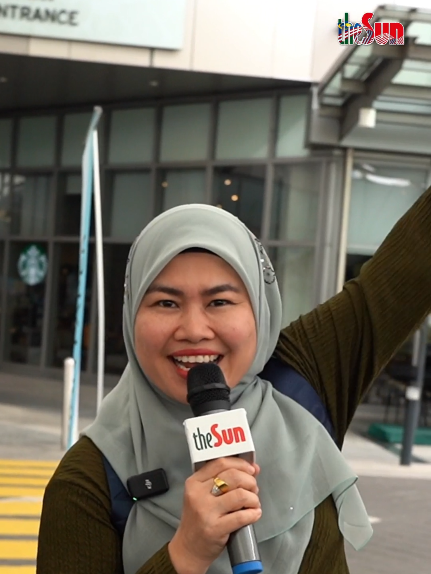 🎤 The Tanggal 31 Singing Challenge lit up MyTOWN Shopping Centre yesterday!  From energetic voices to big smiles, participants sang their hearts out for a chance to win flight tickets to ASEAN countries!  ✈️ The Merdeka spirit was alive and loud! 🎶✨  💥 Missed it? Don’t worry, our next giveaway is happening next week.  Stay tuned for more freebies and fun!  📍North Entrance, Alamanda Shopping Centre, Putrajaya  📅 27 August 2025 (Wednesday)  ⏰ 1:00pm – 1:30pm  #theSun #theSunMY #theSunRanger2025 #Freebies #Malaysia #MyTOWNKL