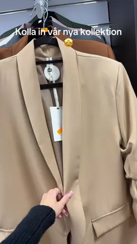 HÖSTENS MÅSTE!🔥 Oversized kavajer i olika färger, kom in och prova🤩 #fyp #kavaj #viral #höstoutfit #stockholm 