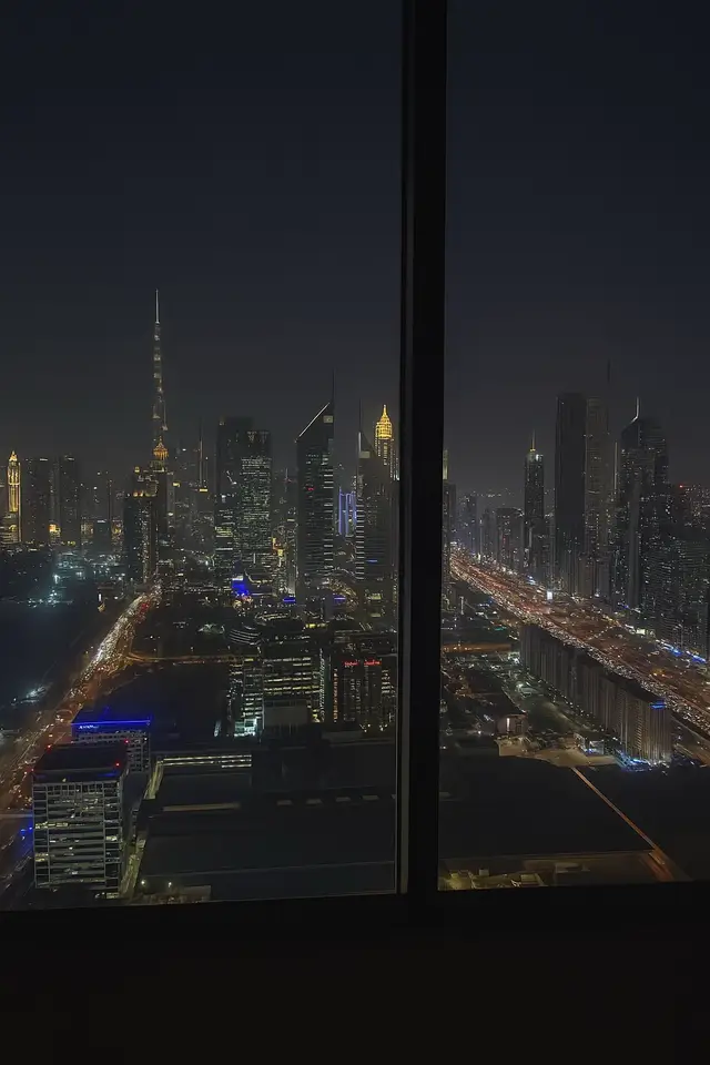 اطلالة الغرفة من بانيو السباحة 😍 منظر يفتح النفس على #دبي وبُرج خليفة #oneandonlyonezaabeel  #فنادق_دبي  #الشعب_الصيني_ماله_حل😂😂  #dubaiviews  