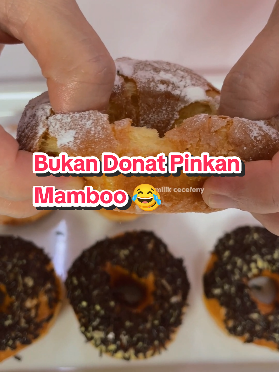 Momss! 😍 Udah cobain belum donat enak tapi bukan donat pinkan mamboo ya.  😁😁😂 Hari ini aku share resep lengkapnya di sini. Jangan lupa recook ya biar makin seru masaknya. 🤩 Bahan :  500gr tepung 50gr susu bubuk 1 bks ragi instan  250gr kentang kukus dihaluskan  100gr gula pasir 75gr mentega blueband ¼ sdt garam  80cc susu cair  ¼ sdt baking powder 4 butir kuning telur  Cara Membuat :  1. siapkan 500gr tepung, 50gr susu bubuk, 1 bungkus ragi sachet, 100r gula pasir, ¼ sdt garam, ¼ sdt baking powder kemudian aduk rata  2. kemudian masukkan kentang kukus yang sudah dihaluskan 250gr aduk hingga merata  3. masukkan 4 butir kuning telur, 80cc susu cair aduk sampai adonan merata setelah itu masukkan 75gr mentega 4. setelah setelah adonan merata timbang adonan 50gr bulatkan sampai halus kemudian didiamkan kurang lebih 20 menit  5. setelah 20 menit kemudian adonan yang tadi dilubangi dan dicetak dan didiamkan lagi 45 menit baru donat digoreng  6. setelah donat nya digoreng sampai kecoklatan tiriskan dan tambahkan toping sesuai selera Buruan join buletin di bio, biar nggak ketinggalan resep-resep lainnya 💖 