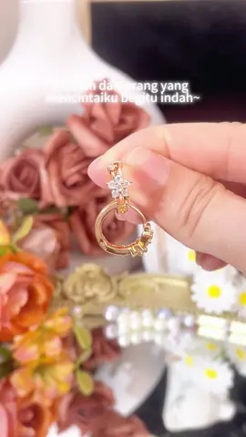 Niah saran buat jadiin gift auto sukaa. Tag atau Bestie kamu🤩 250822 y523 2#earrings #antingwanita #outfitideas #jewelry #promoguncang99 