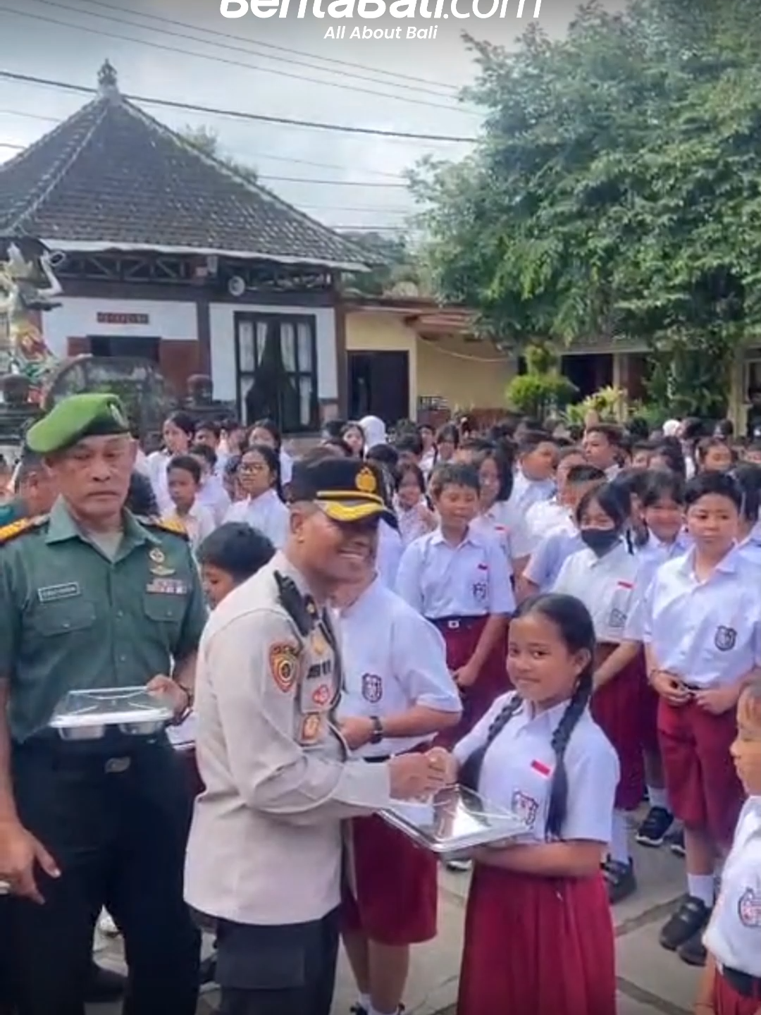 MBG Mulai Berjalan Di Kecamatan Bangli Program Makan Bergizi Gratis (MBG) resmi dimulai di Kecamatan Bangli dengan pusat launching di SDN 5 Kawan. Sebanyak tiga ribu lebih siswa dari jenjang TK hingga SMP akan menerima manfaat program ini. Antusias siswa dan dukungan orang tua menjadi bukti positif jalannya MBG, sementara Pemkab Bangli berharap program strategis nasional ini bisa berjalan merata demi kualitas generasi penerus bangsa. Bagaimana pendapat Semeton tentang program ini? Reporter : BGL Editor : ACP #AllAboutBali #berandafyp #BeritaBali #fypシ゚viral #fypage #fyyyyyyyyyyyyyyyy