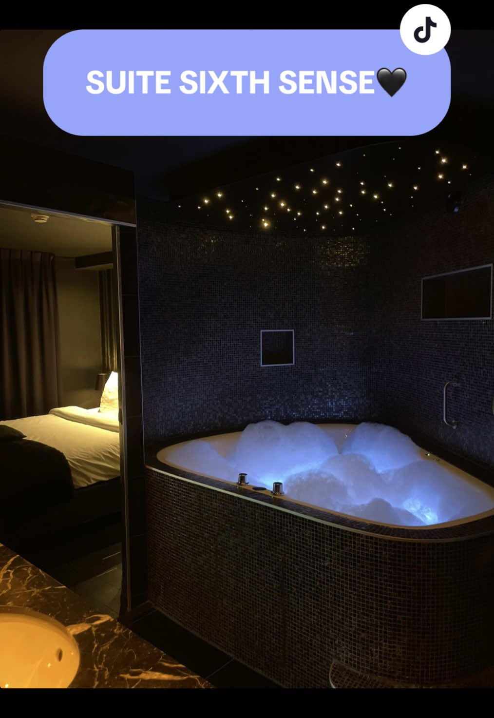 🖤 Sixth Sense Suite Vibes 🛁 Jij + dit XXL bubbelbad… maar: With who? 👀 Tag die ene persoon met wie jij hier écht een keer zou willen bubbelen👇(En droom alvast een beetje weg bij deze luxe suite…) ➤ Boek nu via: www.hotelreehorst.nl 🛁✨ #SixthSenseSuite #HotelReeHorst #BubbelbadGoals #WithWho #SuiteVibes 