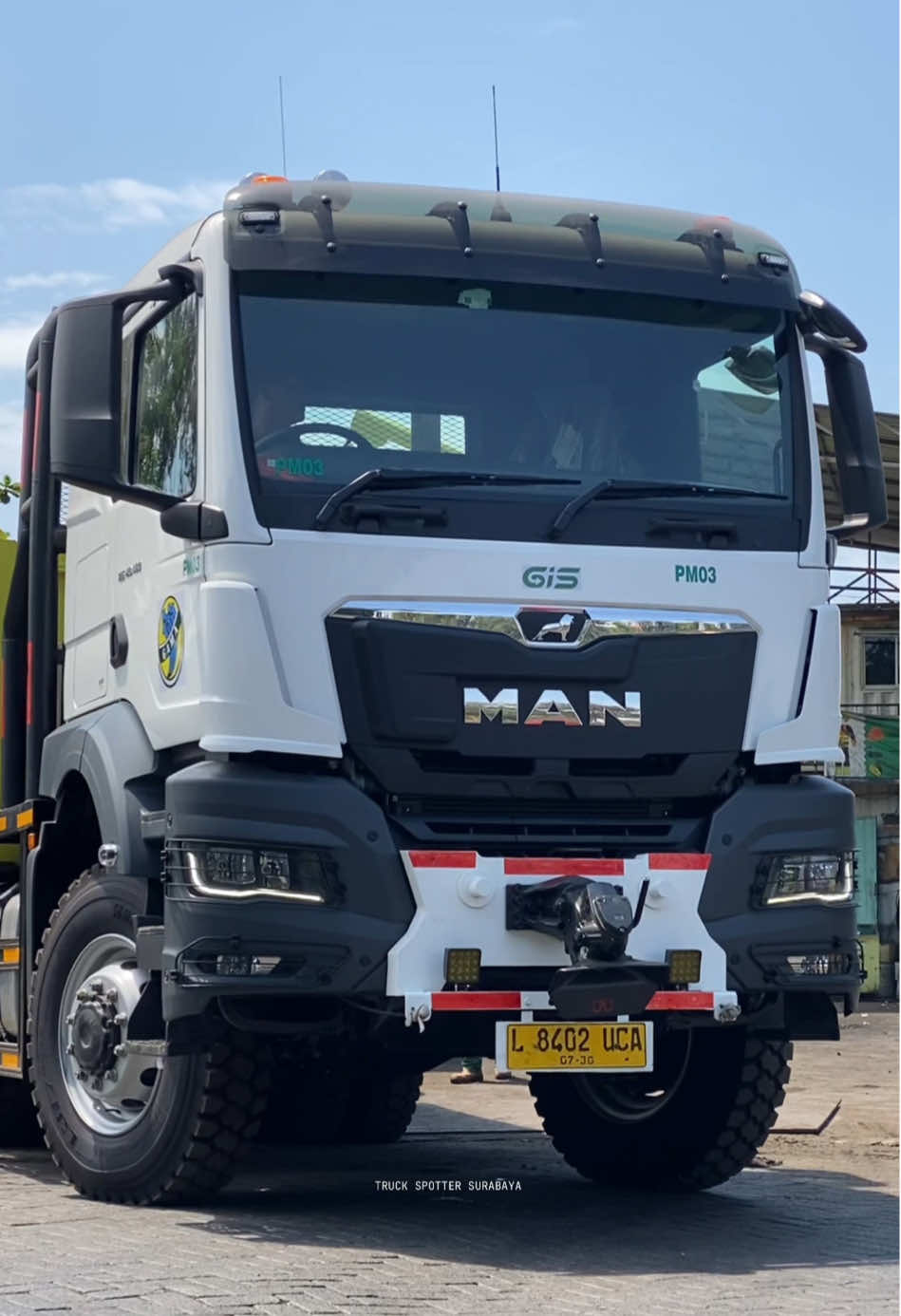 Melihat langsung persiapan material & equipment | Unit MAN TGS TG3 480 terbaru dari Gama Intisamudera yang akan perdana bertugas menuju Jakarta. 🥵🔥 Multi Axle Modular Trailer Goldhofer THP/SL 12 Axle 📸 Senin, 18 Agustus 2025 Terima kasih atas informasi & izinnya Mr@Anak Muda & Mr@Not Ur Business 😊🙏 CC : @rudi @FAUZHAN..... @Alpinowww @yamatospotter 🙌 #truckspottersurabaya #multiaxleindonesia #heavyhauler #mantrucks #trukmaniaindonesia 