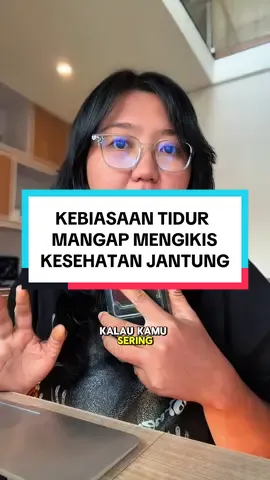 5 Cara Unik Biar Tidur Gak Mulut Terbuka 💤 1️⃣ Pilih bantal agak tinggi – bantu saluran napas tetap lega tanpa harus mangap. 2️⃣ Tidur miring kayak bayi – posisi ini bikin rahang lebih stabil. 3️⃣ Latihan “humming” sebelum tidur – suara dengung bisa melatih pernapasan lewat hidung. 4️⃣ Gunakan nasal dilator/strips – alat kecil buat buka jalur hidung biar gak ketutup. 5️⃣ Jangan makan terlalu dekat jam tidur – perut penuh bisa bikin napas jadi berat & otomatis mangap. #TidurSehat #MulutTertutup #TipsTidur #KesehatanTidur #HealthySleep 