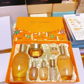 Whoo vàng tháng 8 mới ra  mẫu mới nhất BỘ 3 THE WHOO GONG JIN HYANG FIRMING MỚI - CẢI THIỆN LÃO HÓA CƠ BẢN TRAO NÀNG VẺ NGOÀI CĂNG MƯỚT, MỊN MÀNG 🌙 Trước những đe dọa về tuổi tác, nàng lo sợ những lão hóa xuất hiện và muốn tìm kiếm sản phẩm dưỡng da tinh gọn, giúp duy trì vẻ căng mướt, mịn màng của làn da?  Bộ sản phẩm THE WHOO Gong Jin Hyang Firming cải tiến mới chính là “chân ái” dành cho nàng. Với sự kết tinh nghiên cứu suốt 20 năm, THE WHOO Gong Jin Hyang Firming chính thức ra mắt phiên bản mới cùng sự nâng cấp mạnh mẽ hơn: ✨Chiết xuất từ Cống thần bí đơn, thành phần độc quyền nhà THE WHOO, tăng cường độ săn chắc cho da, giúp da nàng luôn căng mướt bất chấp cả cam thường. ✨Cải tiến công nghệ Active-Tracking: Phân tách các hoạt chất hiệu suất cao và thảo dược có lợi cho da, ngăn ngừa lão hóa, trao nàng làn da mịn màng, bóng sáng.  ✨Chăm sóc da với triết lý 5 điểm nâng căng: THE WHOO Gong Jin Hyang với các hoạt chất đông y bí truyền tập trung cải thiện nếp nhăn trên trán, 2 bên má và 2 bên cằm, giúp trẻ hóa làn da rõ rệt. 💕 Trải nghiệm ngay bộ 3 sản phẩm THE WHOO Gong Jin Hyang - phiên bản cải tiến để sở hữu làn da mướt mịn, không tì vết từ hôm nay. ----------🌿-----------🌿-----------🌿-----------#tiktoklive 