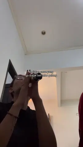 yaudah nggak ada yang ngajak beli telur gulung, nyanyi aja deh😌