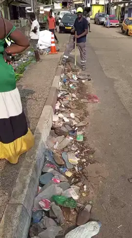 nettoyage rue Pompidou 🇬🇦 il faut à tout prix éduquer les populations sur l'incivisme