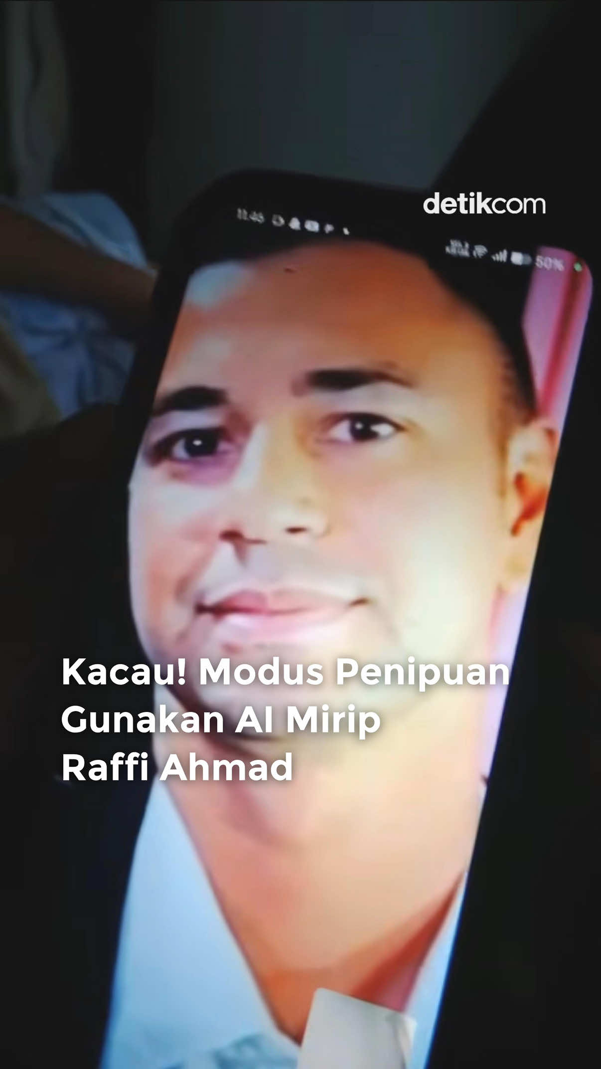 Deviana menjelaskan penipuan berawal saat Deviana melihat chat undian pemenang giveaway dari Raffi Ahmad yang dikirim ke hp Adiknya. Meskipun sudah menolak dan mengetahui bahwa itu penipuan, Deviana tetap mendapat panggilan video call. Dalam video call itu, terlihat wajah Raffi Ahmad dengan mimik aneh yang diduga merupakan AI atau buatan.  Masyarakat diimbau untuk lebih berhati-hati dan tidak mudah percaya dengan berbagai modus penipuan, baik melalui telepon, pesan singkat, maupun video call. Terutama bagi para orang tua, penting untuk selalu melakukan pengecekan terlebih dahulu sebelum menuruti permintaan apa pun. Baca berita selengkapnya hanya di detik.com Creator: Nazwa #raffiahmad #penipuan #detikcom #viral #mediasosial 