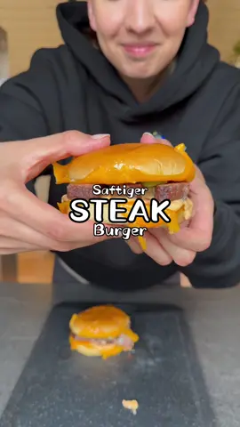 🔥 Steak Friday is back! 🔥 Heute gibt’s einen Steakburger mit Avocado aus dem Airfryer – perfekt für alle, die sich (noch) nicht so richtig an Steak trauen. 🥩🥑🍔 Saftig, easy gemacht und trotzdem voller Steak-Power. @COSORI 🧡  Zutaten: -Brioche Bun -Cheddar Käse -Steak nach Wahl  -Avocado Chimichurri  -Burgersauce  -Tomate Das Bun mit Käse bei 180 Grad 3 Minuten überbacken. Das Steak von jede Seite ca 4-5 Minuten bei 200 Grad Backen. Mein Steak war schon 3-4 cm dick. Also wenn es dünner ist musst ihr die Zeit weniger machen.  👉 Würdest du dich an so einen Burger trauen? Schreib’s in die Kommentare! #steakfriday #cosori #cosoriheißluftfritteuse #cosoriturboblaze 