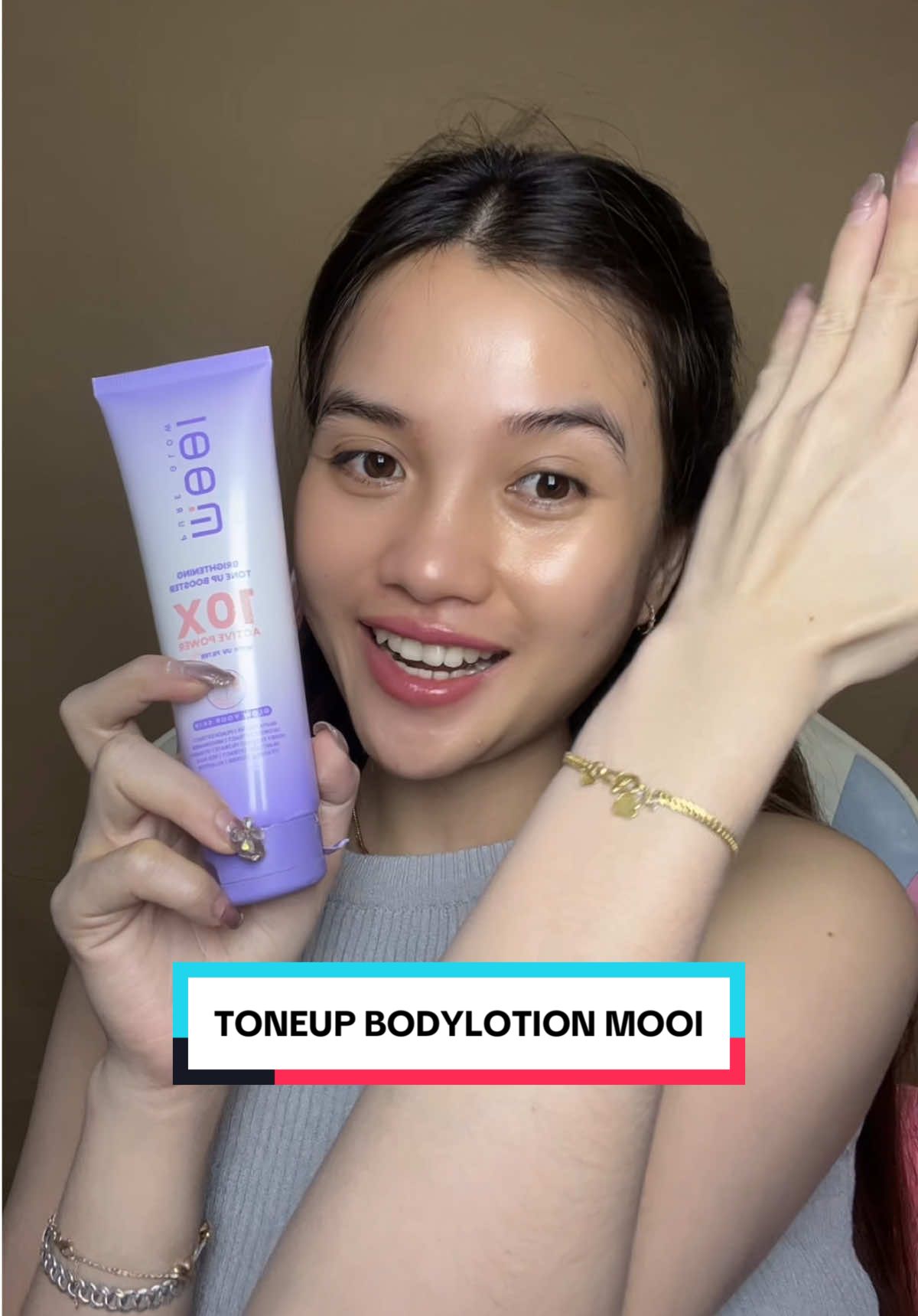 Dari pada kalian pake banyak bodylotion mending pake toneup bodylotion dari #mooi udah multifungsi gampang dipake dan hasil nya gong banget si #mooicombobrigthening #mooipureglow #mooitoneupbooster #goatxmooi 