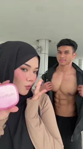 He pulled the ‘include me’ card 😌 #fyp #glad2glow #bodybuilders 