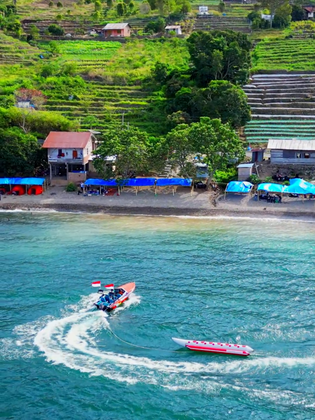 Banana boat Pantai Salbe, Togu Domu Nauli, Simalungun. #laketoba360 #travel #nature #danautoba #pantai 