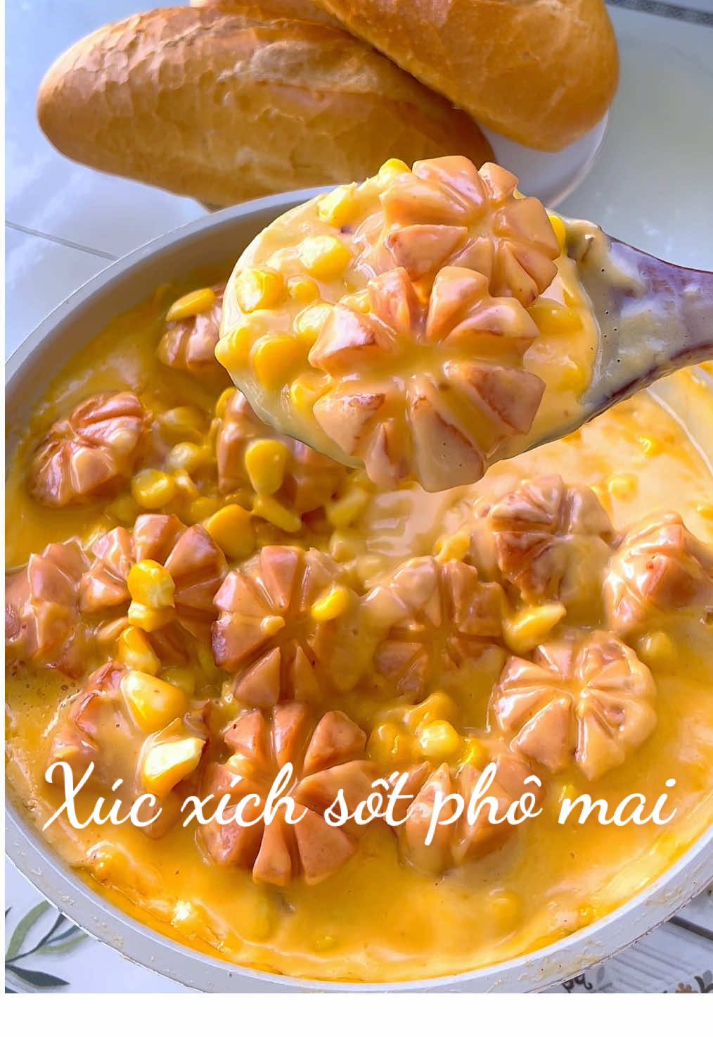 Xúc xích sốt phô mai tanzy. Chỉ đon giản là xúc xích sốt phô mai chấm bánh mì thôi mà mấy bé nhà Duong me lắm luôn #bepbaduong #anvatcungtiktok #xuhuong #xotphomai #xucxich 