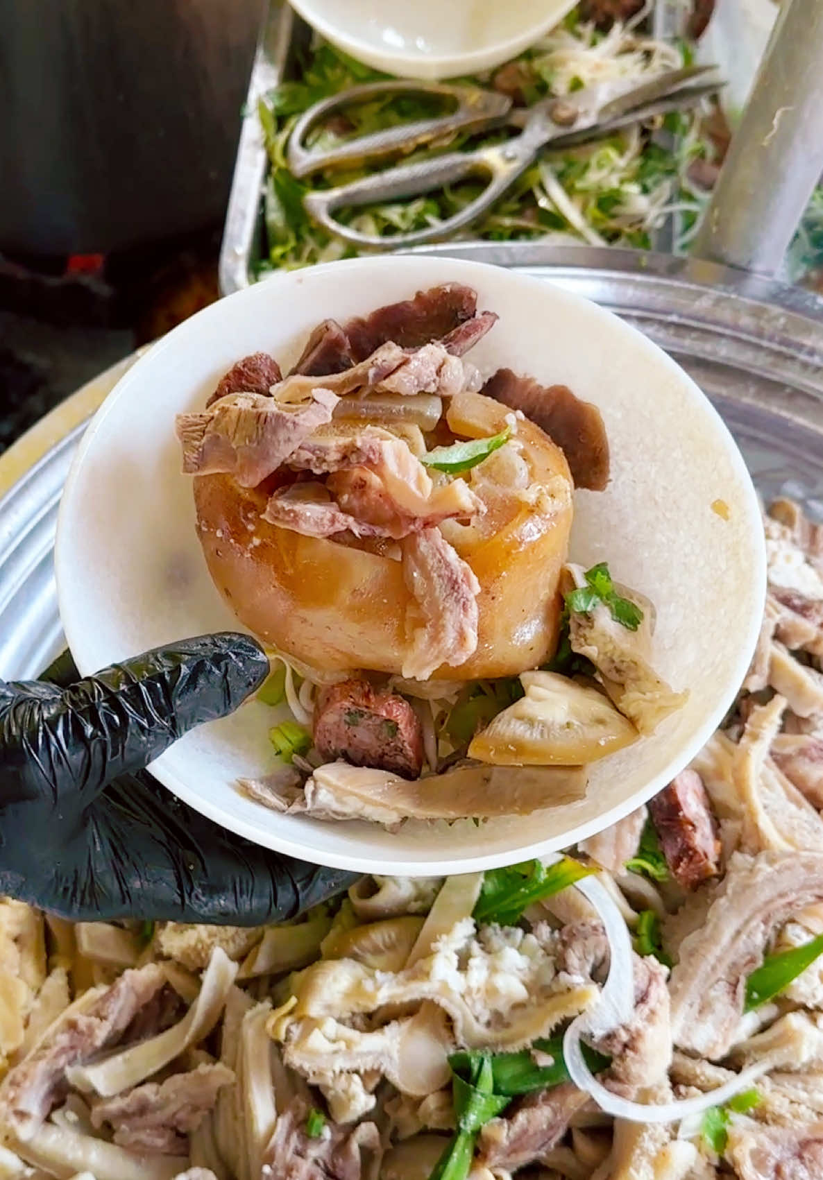 Cháo giò bò mix nạm lòng thập cẩm nay còn “lên level” cùng giống ớt trung đoàn 🌶️ – cay nồng mà đã, ăn vô thấy ấm bụng liền. Thịt bò ngọt mềm, lòng giòn sần sật, nước cháo sánh thơm… húp một muỗng là ghiền khó dứt. Rủ ngay team bạn thân hay team ăn cay bất chấp qua Cháo Bò 99 trải nghiệm, bảo đảm đi một lần là nhớ hoài luôn 😋 #Chaobo99 #LearnOnTikTok #xuhuongtiktok #ancungtiktok #riviewanngon 