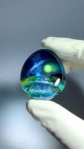 作品記録 【満月の夜 星降る丘】 真夏の夜に吹く涼やかな風と、清らかな滝の音。 その情景をイメージして、半たまご型のレジンに閉じ込めました🌌 澄んだ青い夜空には、きらめく天の川と優しい満月。 丘の中腹にはフローライトの滝が静かに流れ落ち、星が降りたように散りばめたサンドストーンや、合成オパールのかけらが夜を彩ります。 灯りを落とせば、月と丘に咲く花々が淡く光り、昼とは異なる幻想的な表情を見せてくれます✨ 暑い夏に、ひとときの涼と癒しを #レジンハンドメイド #マイナスイオン #満月 #resinart  #滝のせせらぎ 