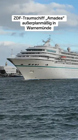 Das #Kreuzfahrtschiff #Amadea hat heute außerplanmäßig in #Rostock-#Warnemünde festgemacht. Eigentlich war Binz auf Rügen geplant, wo getendert werden muss - bei den Windverhältnissen zu gefährlich. Gegen 23:30 Uhr soll die  „Amadea“ wieder auslaufen. Bekannt ist der Kreuzliner als ZDF-#Traumschiff.