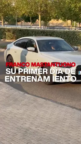 🔥 Así llegó Franco Mastantuono al Real Madrid… ¡y no pasó desapercibido! 🚘 El nuevo refuerzo merengue aterrizó en Valdebebas con un BMW Serie 4 Gran Coupé. 💣 Un diseño brutal. Elegante, deportivo y con esa presencia que te hace girar la cabeza. Porque sí, en el campo la rompe… Pero fuera de él también sabe lo que es estilo. 👌 ¿Cuál es tu modelo de BMW favorito? Te leemos en comentarios. 👇 #AlvatoD #CochesDeFútbol #BMWLovers #RealMadrid #DiseñoSobreRuedas 