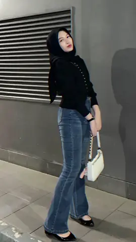 Outfit Black Blue Jeans #outfit cewe #kalcer #blackoutfit #cutbrayjeans #fyp outfit slimfit fitbody masukberanda tiktok