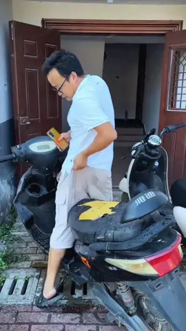 Universal Motorcycle Seat Cover Scratch-proof Waterproof Sunscreen Motor Seat Protector Scooter Cushion Cover Motorcycle Accessories#Motorcycle waterproof cushion cover # cushion cover # efficient energy utility # Motorcycle good stuff #fyp #foryou #tiktok #goodthing 
