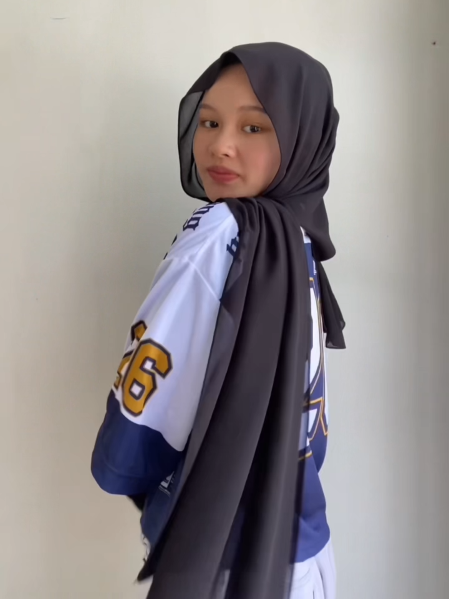 simple crop !!  keren bukan ?? #styleinmotion🎥✨ #oversizedshirt #vintage #fashion #jersey #filmclips #filmaker #StyleInMotion