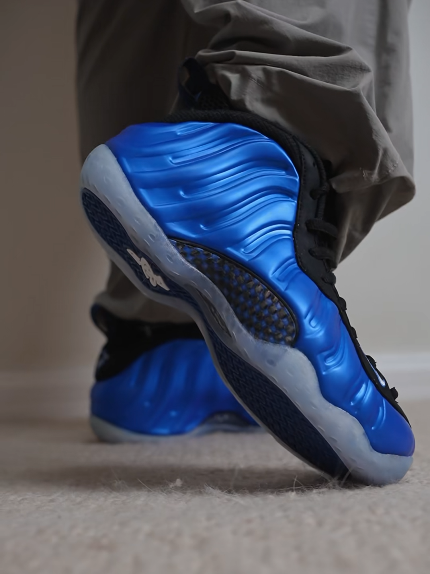 Nike Foamposite One“Dark Neon Royal” Zhou said these shoes look better on your feet than in your hands. Do you all feel the same way? A design from 20 years ago still looks relevant today. As the saying goes, Nike is incredibly powerful when it lets loose. #nike #nikefoamposite #sneakers #Summer