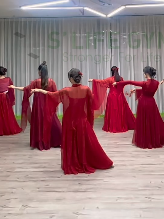 Lụa đỏ tung bay, lòng người cũng ngất ngây 🌹 #slifegym #xuhuong #muaquattrang #cotrangdance #fyp #viral #trending #xuhuong