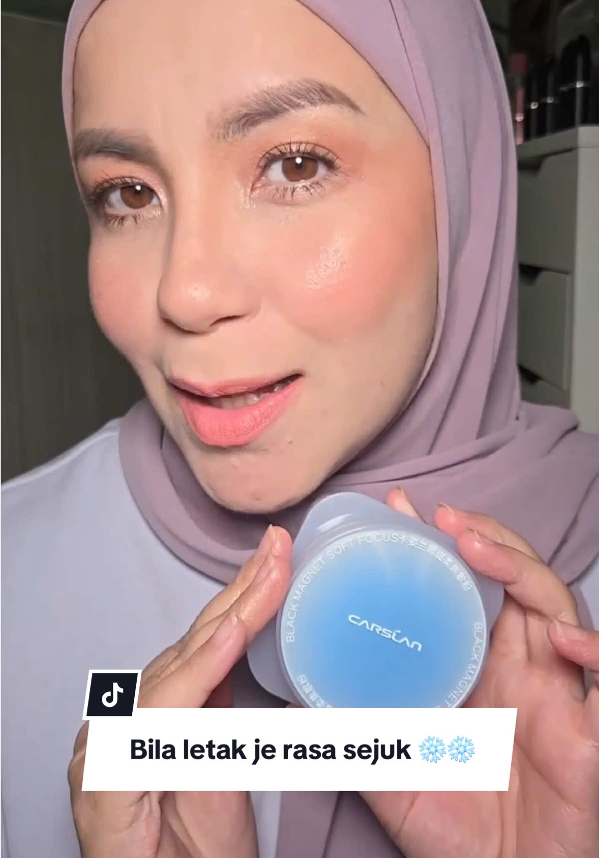 Serious! Korang mmg kena cuba Carslan loose powder cool version ni!  Lain mcm rasa dia sejuk je bila set your makeup. ❄️❄️❄️ #Carslan #MYSuperBrandDayCarslan #tiktokshopsuperbranddaymy #carslanpowder #bedakviral 