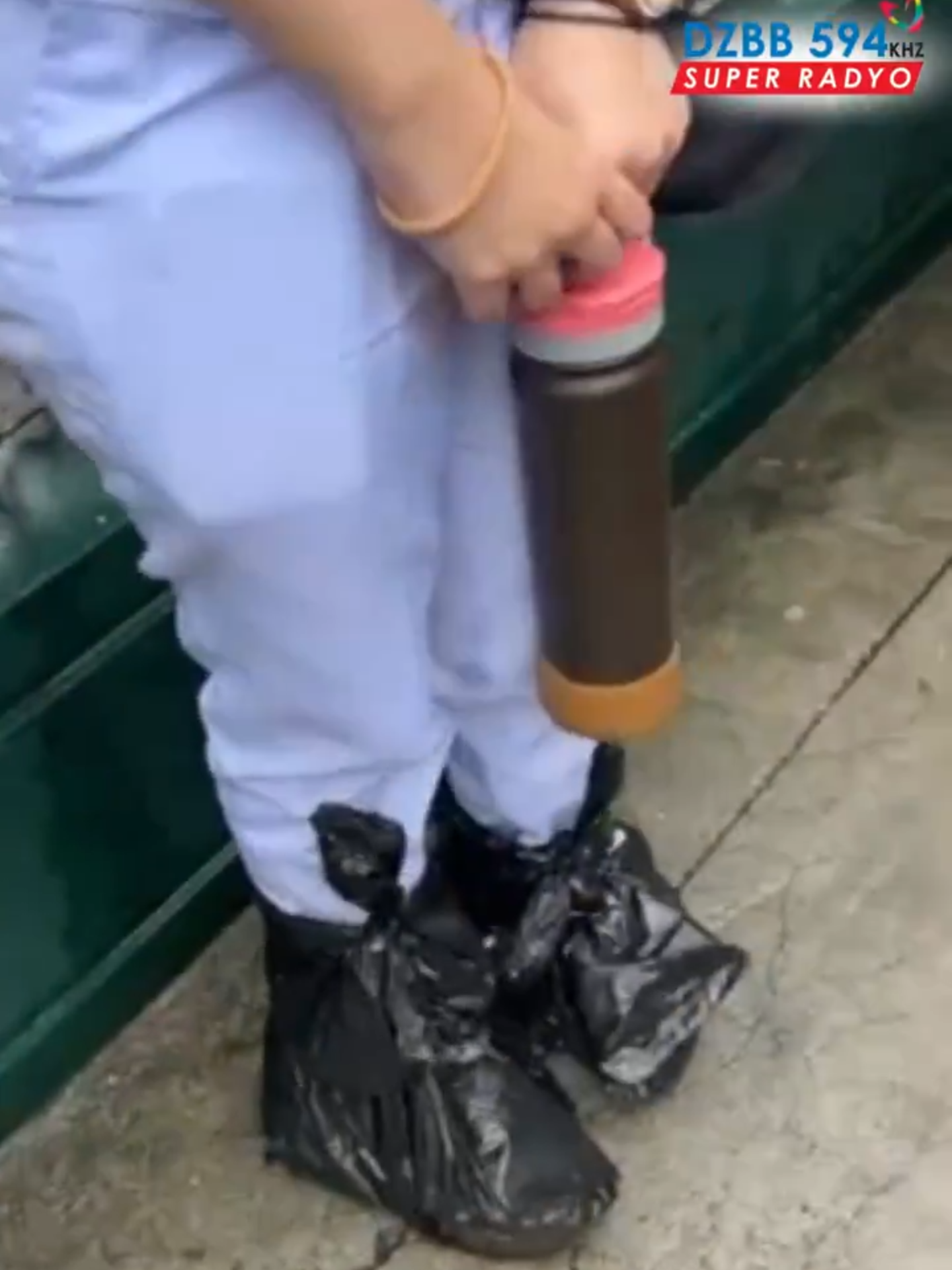 TINGNAN: Kaniya-kaniyang diskarte ang ilang mga lumulusong sa baha sa Taft Avenue, Maynila nitong Biyernes, August 22, para hindi tamaan ng leptospirosis. | via Luisito Santos, DZBB/GMA Integrated News