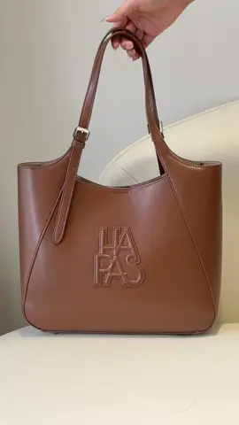 Đúng là 1 bạn túi đựng được cả thế giới luôn áhhh🥹 vừa đẹp mà đeo đi đâu cũng tiện vẫn đẹp, rcm các nàng tham khảo nha 🤭 #tui #tuixinh #thaongometui #HAPAS #tote 