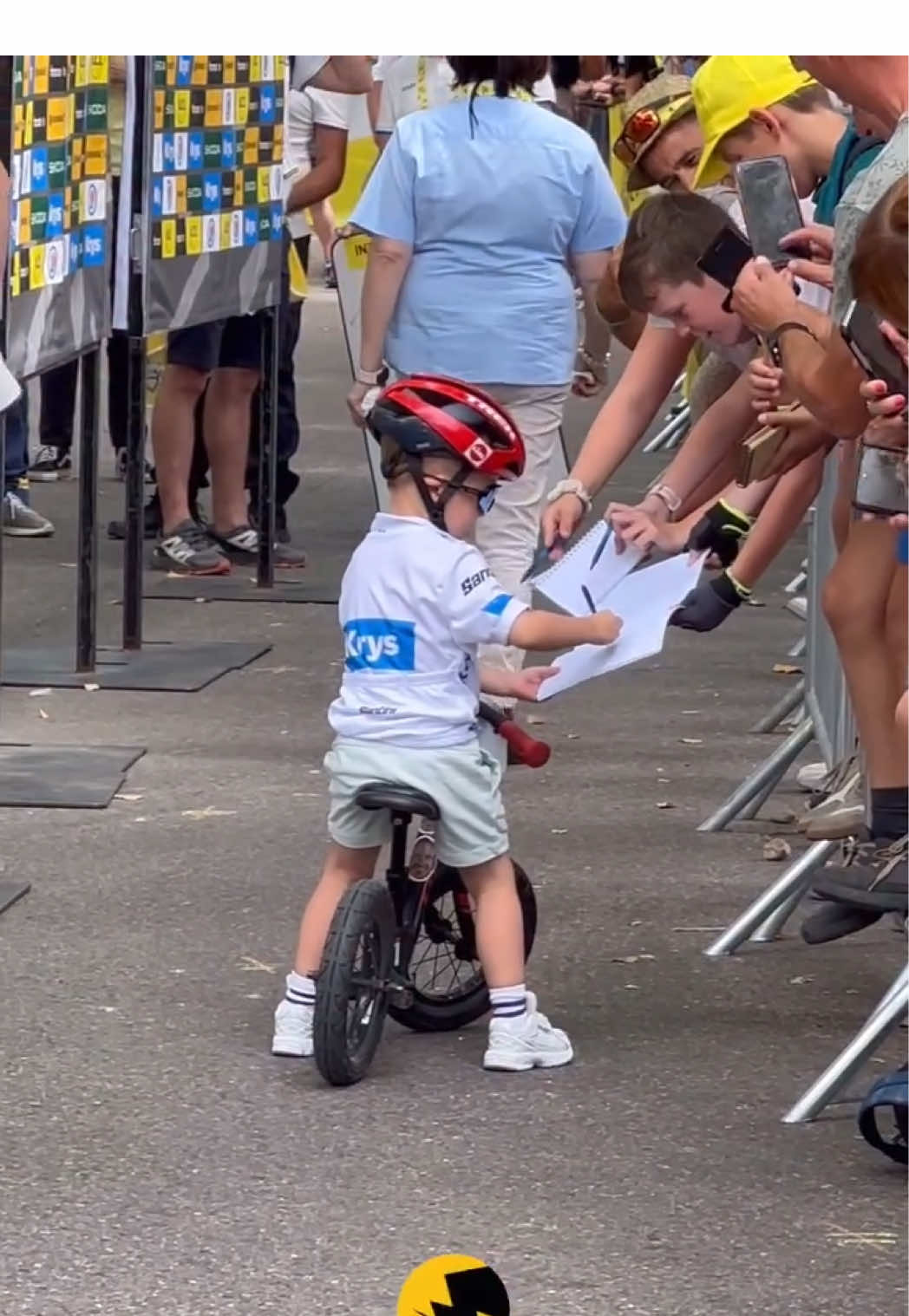 Anyone want an autograph? ✍️🤩   @wielerflits/@liencrapoen (IG) 🤝   #Cycling #Inspire 