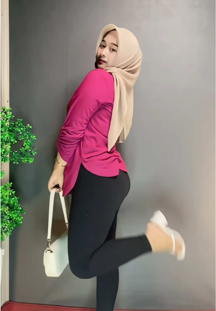 sumpah ini wajib punya kalian beb, bahanya super adem lembut loh buruan co di keranjang kuning😍🫶🏻 #rekomendasioutfit #OOTD #kaos #fyppppppppppppppppppppppp #fyp 