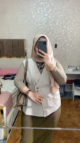Vest cantik dari @ichaandenishop . Bahan nya adem, melar, dan muat sampai bb 100 kg 😍🛒 #fyp #vest #vestwanita #outer #outfitinspo 