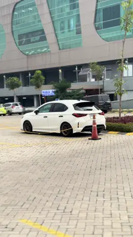 jujur lebih suka liat mobil ini dari belakang daripada dari depan😩 #carsoftiktok #cityhatchback #hondacity #gn5 #cityhatchbackmalaysia 