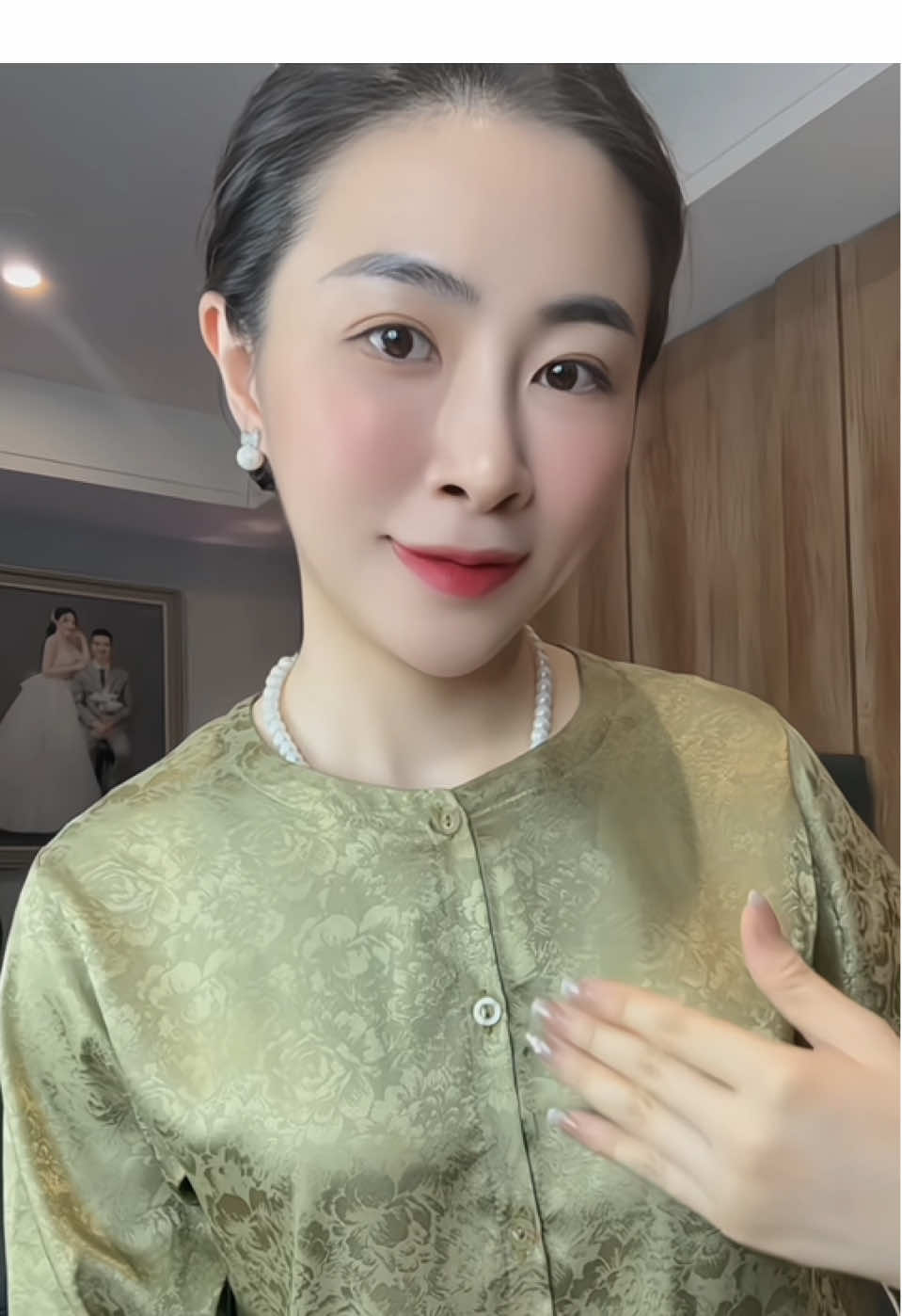 Bộ bà ba vải gấm lụa cho bà. Chất liệu gấm cao cấp này rất mềm, nhẹ, k gây ngứa rát khó chịu nên bà mình mặc thoải mái lắm. Các bà có tuổi tay vai yếu khó mặc dạng áo cổ chui thì mặc bà ba cài cúc này là chân ái đó ạ ❤️#thoitrangtrungnien #bobabagamlua 