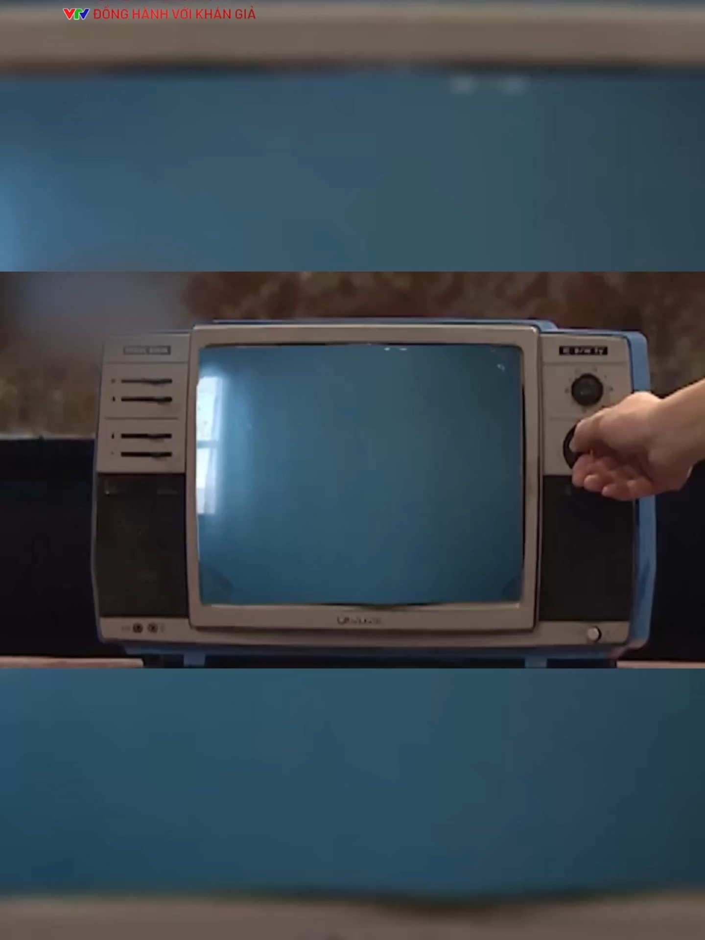 📷 “Người kể chuyện chiến thắng” - Hành trình trở lại với hồi ức của những người trực tiếp làm nên bản tin lịch sử năm 1975. Từng trang ký ức hào hùng vang lên qua từng bản tin, khi Nam - Bắc đã liền một dải, cả nước cùng chung nhịp đập trước tin vui chiến thắng. 📷 Cùng lắng nghe cảm xúc của những người đứng sau ống kính, chắp bút và dựng nên bản tin lịch sử ấy.   #55nămVTV #Donghanhcungkhangia