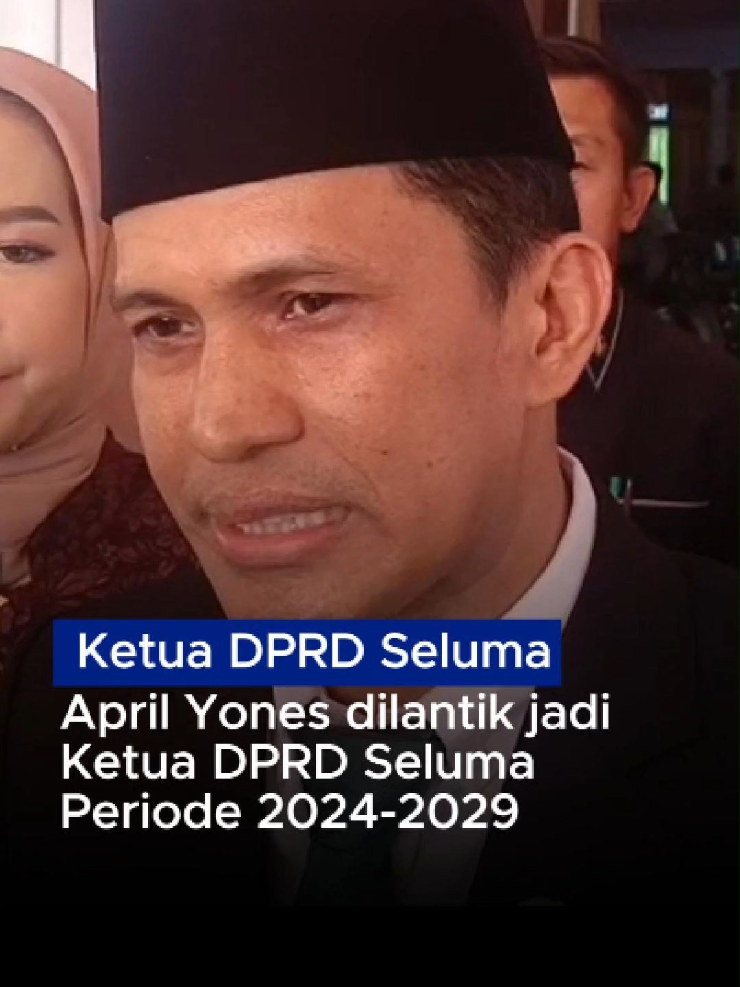 April Yones, SE, M.AP, atau yang akrab disapa warga sebagai Uda Iin Elektronik resmi dilantik sebagai Ketua DPRD Kabupaten Seluma periode 2024–2029. Pelantikan dipimpin langsung oleh Ketua Pengadilan Negeri (PN) Tais, Mince Setiawaty Ginting di Gedung DPRD Seluma, Jumat, (22/8/2025). Prosesi berlangsung khidmat, disaksikan jajaran pejabat daerah, tokoh masyarakat, serta keluarga besar April Yones. Kursi Ketua DPRD Seluma sebelumnya kosong selama setahun. Kepastian pengisian jabatan baru didapat setelah Dewan Pimpinan Pusat Partai Persatuan Pembangunan (PPP) mengeluarkan rekomendasi resmi yang menunjuk April Yones. Penunjukan April Yones sudah diprediksi sejak Pemilu Legislatif lalu. Ia berhasil meraih suara tertinggi di Daerah Pemilihan (Dapil) I dengan total 1.378 suara. Dalam sejarah 22 tahun Kabupaten Seluma, baru kali ini lagi kursi ketua DPRD dipimpin oleh wakil rakyat dari Dapil I. Terakhir kali posisi itu dijabat oleh Upik Bidin. “Ini amanah besar. DPRD Seluma harus hadir di tengah masyarakat, memperjuangkan aspirasi rakyat, dan memperkuat hubungan legislatif serta eksekutif untuk membangun Seluma lebih maju dan sejahtera,” ujar April Yones usai pelantikan. April menegaskan, kepemimpinannya akan berfokus pada program-program yang langsung menyentuh masyarakat, terutama pembangunan pusat kota Tais sebagai representasi Dapil I. Menurutnya, anggaran daerah harus diarahkan pada sektor prioritas seperti pembangunan infrastruktur, layanan kesehatan, dan pendidikan. “Di masa efisiensi, tidak boleh ada program yang hanya bersifat seremonial,” tegasnya. Ia juga berkomitmen memberi ruang lebih besar bagi generasi muda. “Pemuda Seluma harus aktif dan produktif. Saya ingin memperjuangkan sarana olahraga, ruang kreatif, serta wadah pengembangan bakat agar mereka bisa menjadi kebanggaan daerah,” katanya. Di luar politik, April Yones dikenal sebagai pengusaha sukses di bidang elektronik dan kuliner. Ia juga kerap turun langsung membantu warga yang tertimpa musibah, sehingga mendapat julukan sebagai sosok dermawan di masyarakat. Selain itu, April aktif dalam berbagai organisasi kepemudaan dan olahraga. Ia menjabat Ketua BPC HIPMI Seluma, Ketua AFC Seluma, Wakil Ketua KONI Seluma, serta Wakil Ketua PBSI Seluma. #dprdseluma #aprilyones #ketuadprdseluma #seluma #ppp