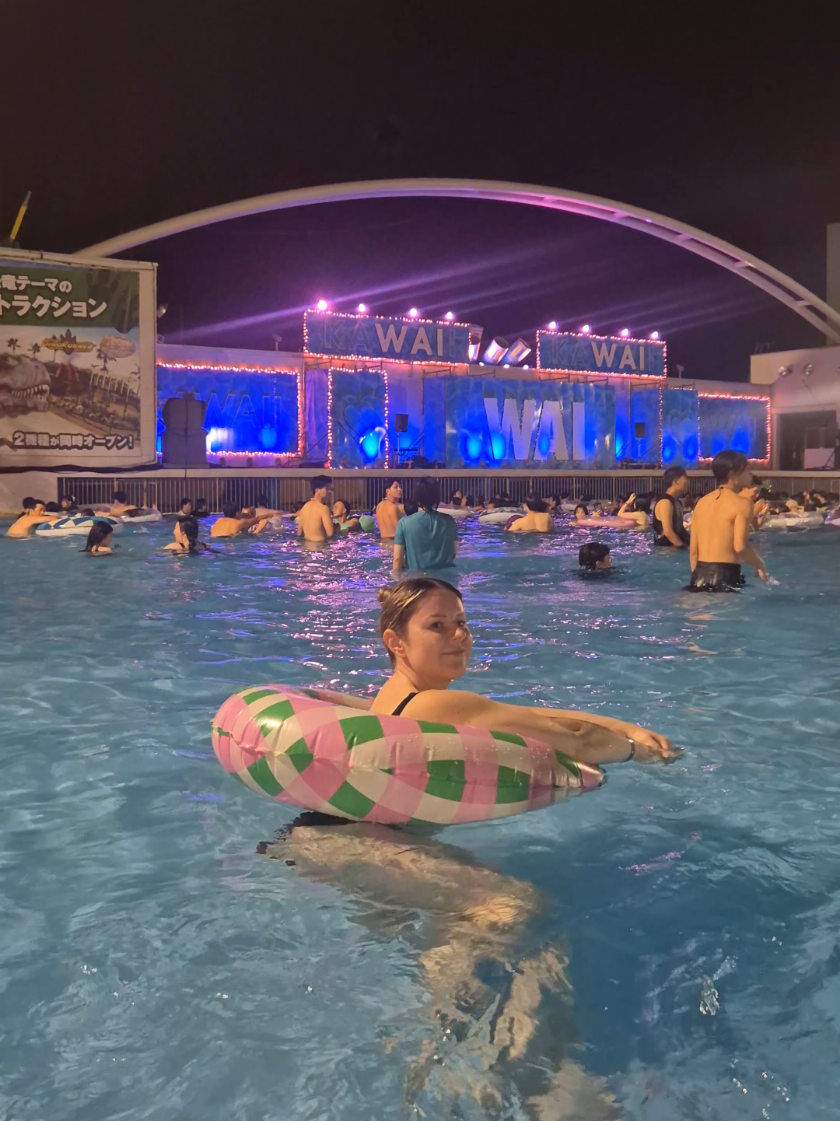 Tokyo’s ✨night pool season✨ is back! 🌊🌃 WAI Pool transforms into a magical night spot with neon lights & summer vibes 🌴🍹 🕗 Open July–September (check exact dates each year) 🎟️ Adults ¥2,000 Perfect for couples, friends & insta-shots 😍 #tokyonightpool #waipool #summerinjapan #tokyopool #pooljapan 