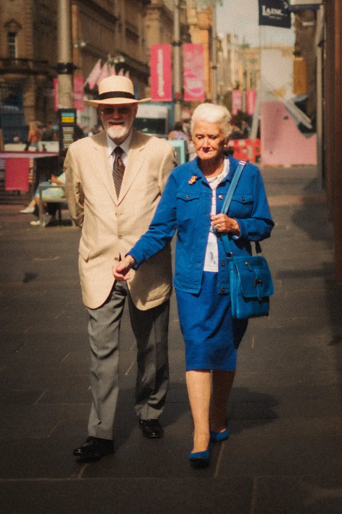 Can we take a moment to appreciate this effortlessly stylish brother-sister duo 🔥 😍 #stylish #oldschoolstyle #oldschool #style #glasgow