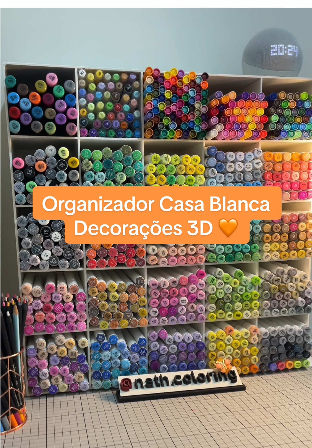Hoje compartilho com vocês um vídeo super especial: abrindo e organizando meus marcadores no organizador incrível da @Casa Blanca Decorações 3d 🖌️🧡 Esse organizador é simplesmente um sonho! Ele comporta até 600 marcadores, é super espaçoso, pintado de branco, com acabamento impecável e um design que deixa tudo muito mais prático e elegante. ✨ Além de funcional, ele virou parte da decoração do meu cantinho criativo, trazendo ainda mais inspiração e alegria para minhas horas de colorir 🎨🌸 Organização + beleza em um só lugar = felicidade garantida para qualquer amante de marcadores!  #organizadores #organizacao #marcadores #coloring 