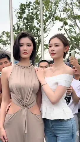 Who caught the little sister's flying kiss? #carmodelsister #flying kiss @Chenger 