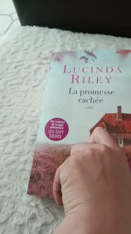 tu seras doté d'une beauté extraordinaire plus tard ça ne sera peut-être pas la bénédiction que le monde s'imagine méfie-toi. il reviendra te trouver sur la langue nul ne peut modifier le cours du destin... leah Thompson, jeune femme du beauté saisissante né au sein d'une famille modeste du Yorkshire n'a jamais oublié les paroles de la vieille femme de son village devenu une célèbre mannequin elle travaille à Londres et New York avec les plus grand photographes du mode. mais malgré cette vie luxueuse un événement traumatisant ne cesse de la trop remonter. leah est toujours rentré par cette prophétie et par les fantômes de son passé qui sont mystérieusement mêlés à l'histoire tragique de deux enfants polonais pendant la seconde guerre mondiale. à travers le destin d'une famille ravagée par la guerre et les secrets le cinteur nous offre un roman éblouissant entre #angleterre  #italie  les #étatsunis🇺🇲  et la #pologne 