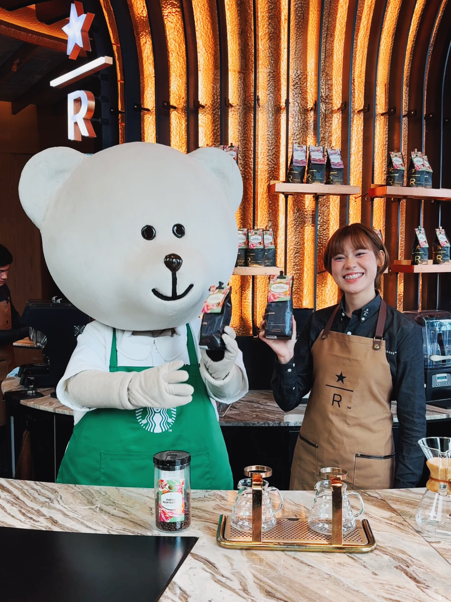 น้องหมี Bearista ชวนมาตามรอยดื่มกาแฟสุดพิเศษจากปาปัวนิวกินี Starbucks Reserve™ Papua New Guinea Moanti Peaberry ด้วยเมล็ดแบบ Peaberry รสชาติหวานละมุน เข้มข้นของแอปเปิ้ลแดงและไม้ซีดาร์สด แวะไปสัมผัสความพิเศษแบบน้องหมี Bearista ได้แล้วที่ร้าน Starbucks Reserve™ หรือเลือกซื้อเมล็ดกาแฟกลับไปเพลิดเพลินที่บ้านก็ได้นะคะ #StarbucksTH