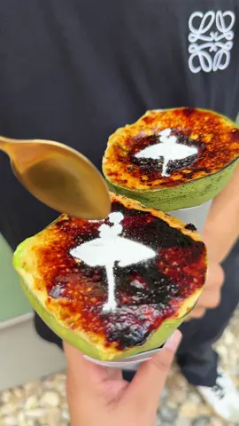 濃厚な抹茶ブリュレクレープ 福岡にある人気洋菓子店。 濃厚な抹茶生地に自家製の抹茶クリームなどたっぷり入っていて、上には抹茶アイスにカスタードクリームをキャラメリゼしたパリパリ食感のブリュレクレープ。 📍Sweets House You+/博多 🏠住所: 福岡県福岡市博多区銀天町2-9-1 🚃 最寄駅: 雑餉隈駅駅徒歩5分 ⏰営業時間:10:00 - 19:00 🗓️ 火定休日 ——————— #福岡グルメ   #japanesefood #tiktokfood 