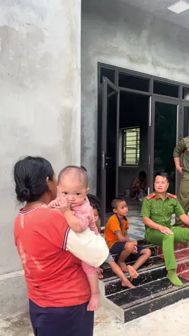 Mẹ bỏ đi, bố cố gắng đi lm thuê nhưng không may bị TNLĐ, hai cháu phải đi ở nhờ để chờ bố đi điều trị. Không bánh, không sữa, không sữa và không có nổi một đôi dép#cand #thanhhoa #nguoioban 